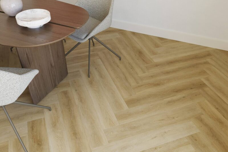 Visgraat pvc vloer Supreme 860 Walnut — detailfoto | Vloerpaleis