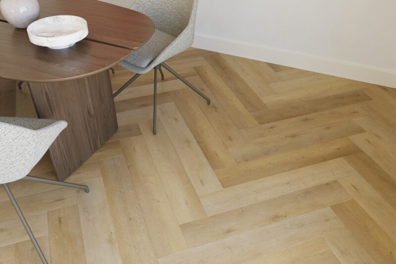 Visgraat pvc vloer Supreme 860 Coffee — detailfoto | Vloerpaleis