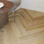 Visgraat pvc vloer Supreme 860 Coffee — detailfoto | Vloerpaleis