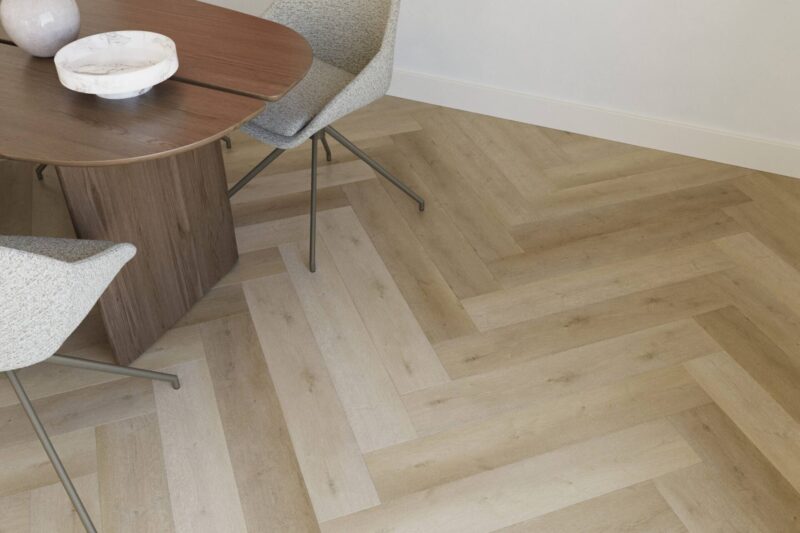 Visgraat pvc vloer Supreme 860 Mokka — detailfoto | Vloerpaleis