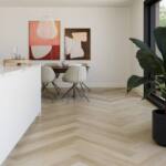 Visgraat pvc vloer Supreme 860 Mokka — ruimtefoto | Vloerpaleis