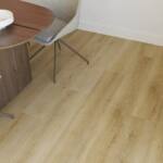 Brede plank pvc vloer Supreme 860 Walnut — detailfoto | Vloerpaleis