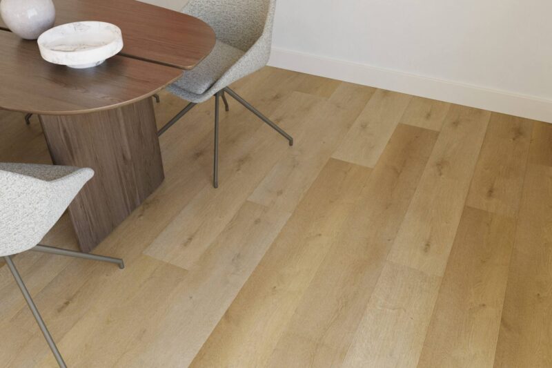 Brede plank pvc vloer Supreme 860 Coffee — detailfoto | Vloerpaleis
