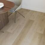 Brede plank pvc vloer Supreme 860 Mokka — detailfoto | Vloerpaleis