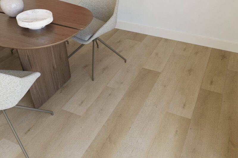 Brede plank pvc vloer Supreme 860 Mokka — detailfoto | Vloerpaleis