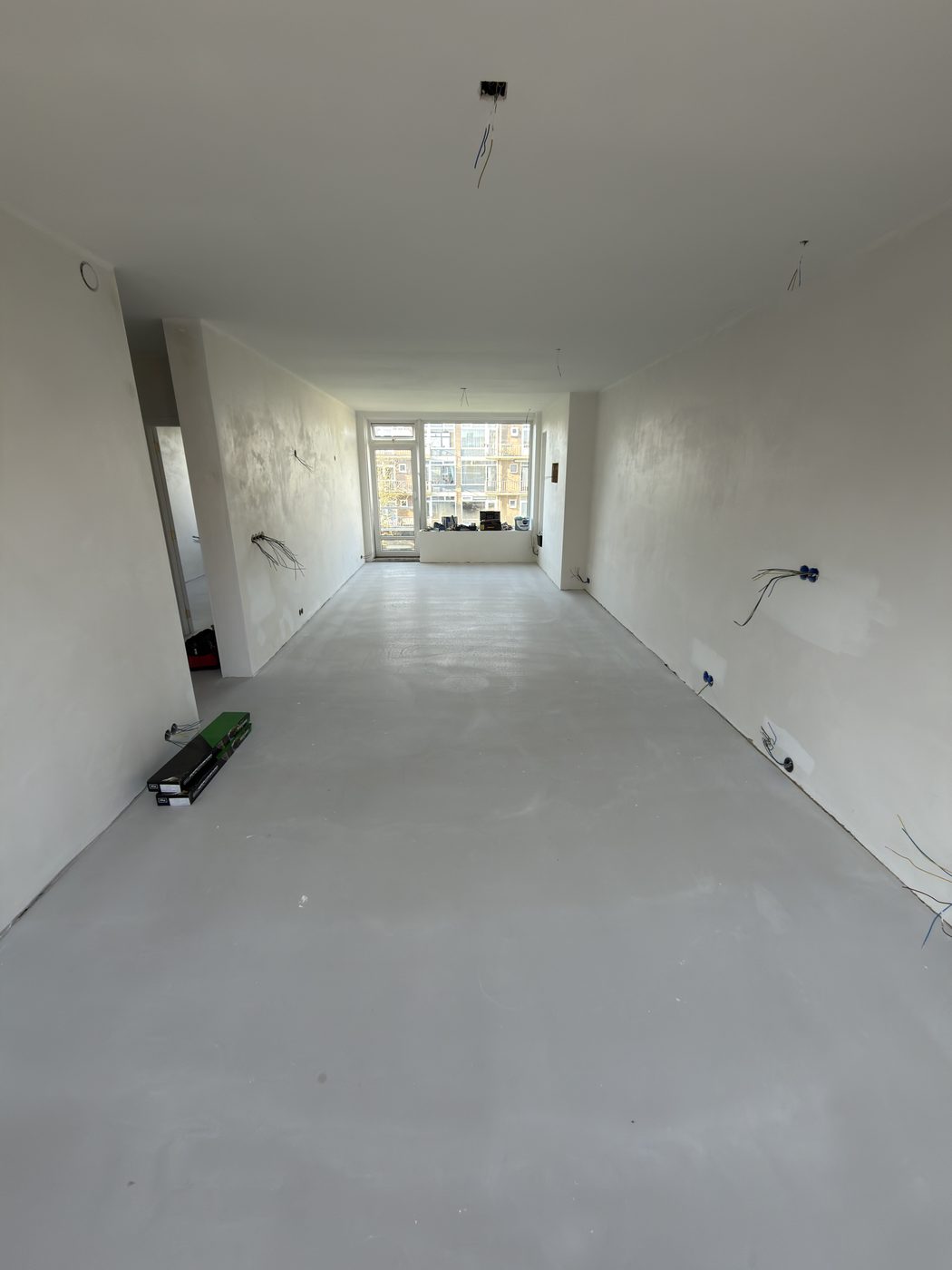 Vloer na egalisatie - gladde vlakke ondergrond klaar voor PVC