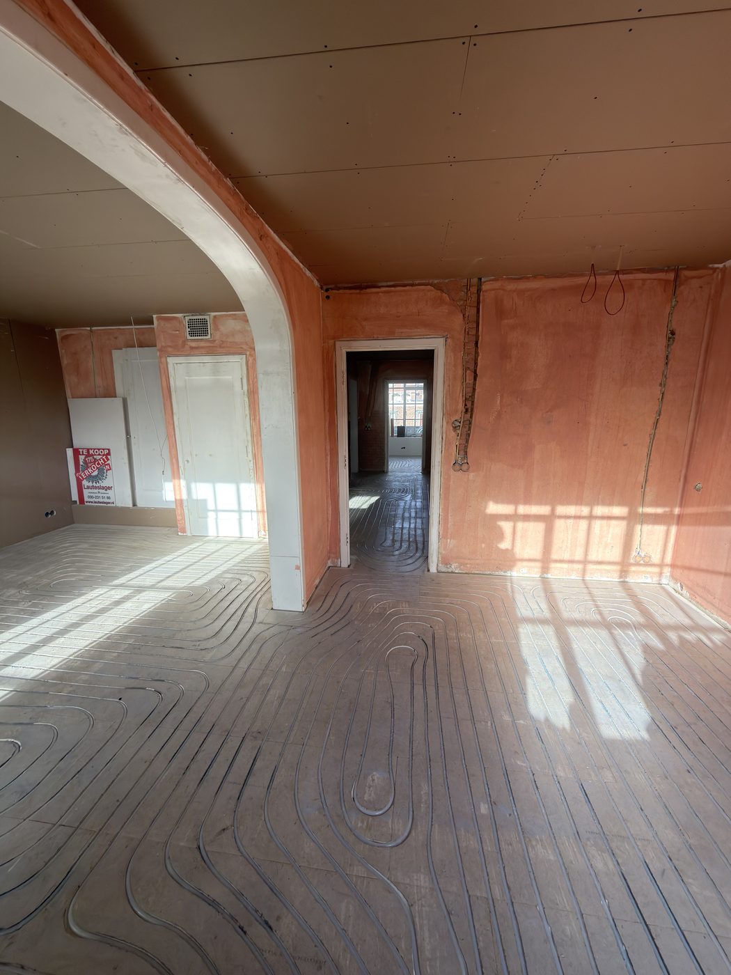 Vloer voor egalisatie - ingefreesde vloerverwarming zichtbaar