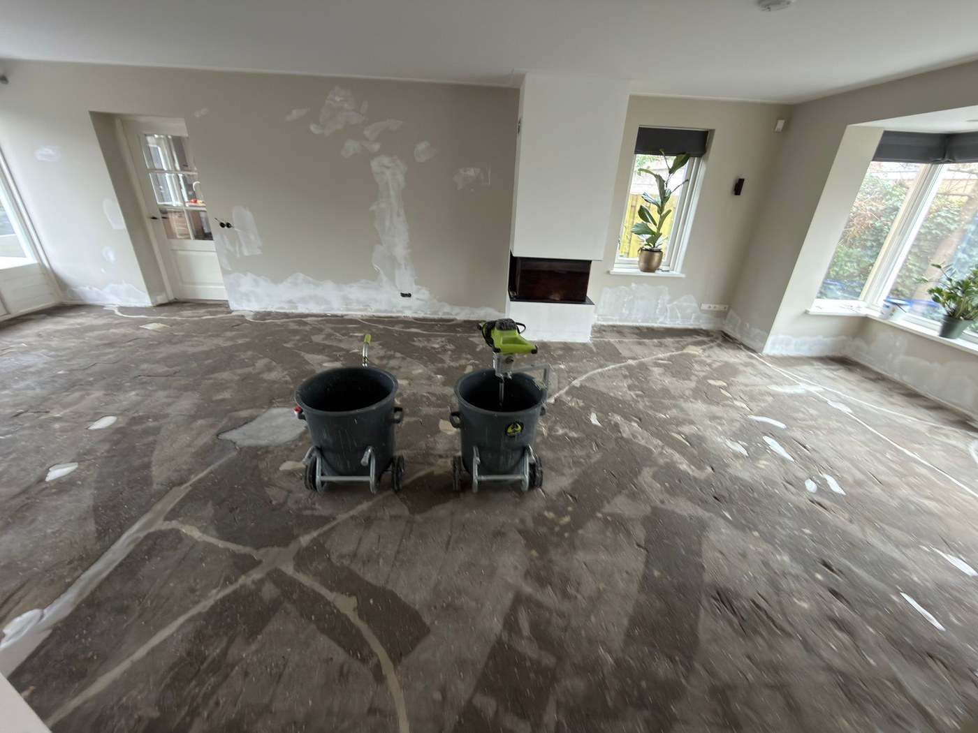 Vloerpaleis monteurs bereiden de ondergrond voor — egalisatie in Soest