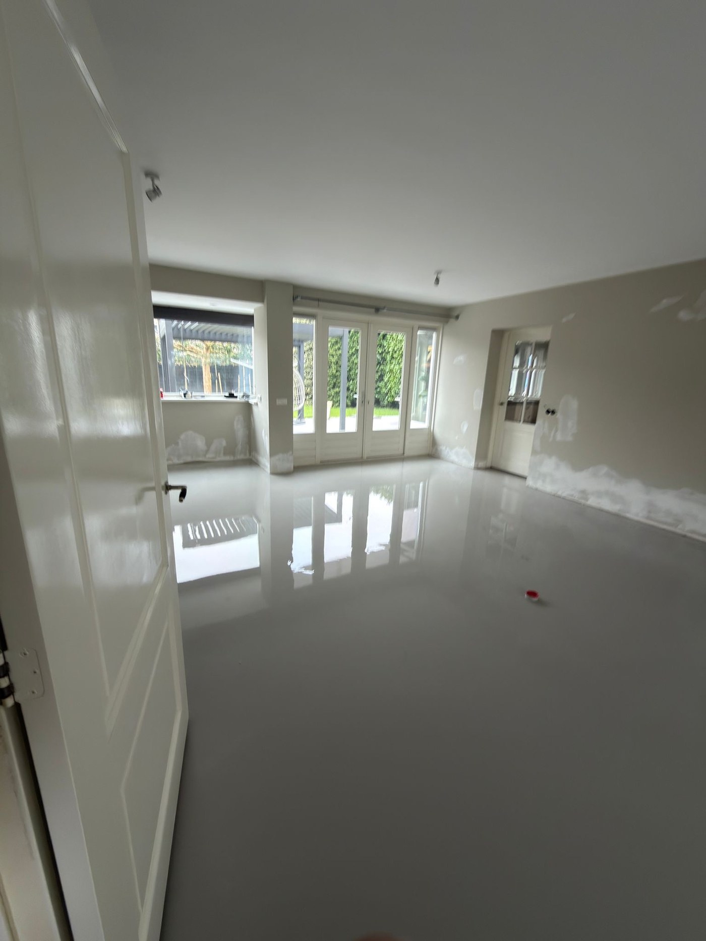 Prachtige woonkamer met PVC vloer gelegd door Vloerpaleis Soest