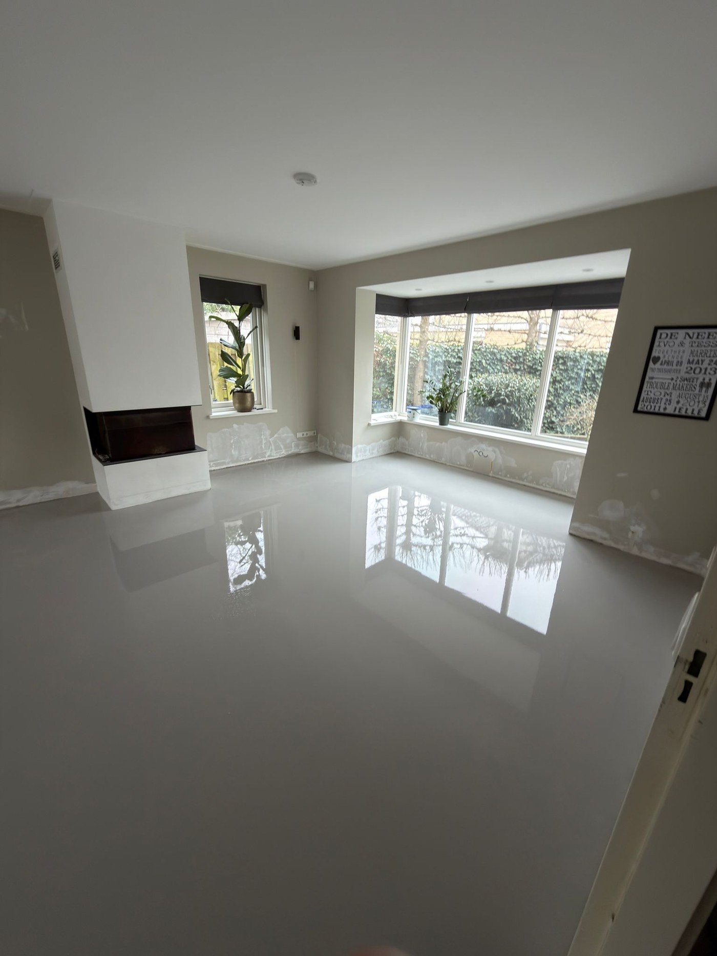 Elegante woonkamer met sfeervolle vloer — geplaatst door Vloerpaleis Soest