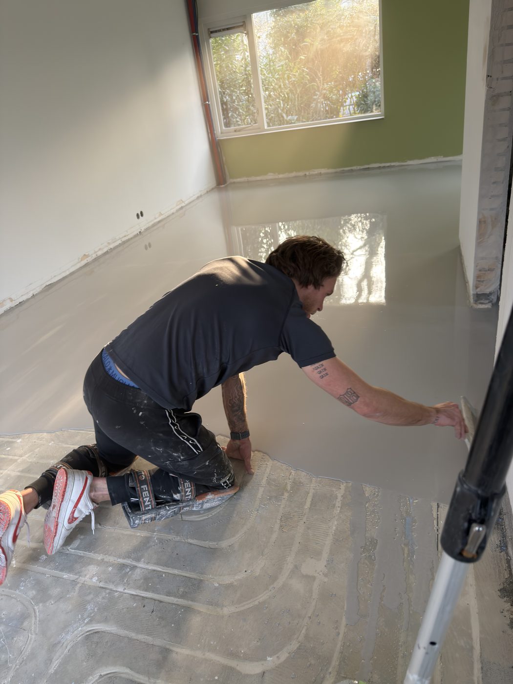 Egaliseermassa klaar voor aanbrengen