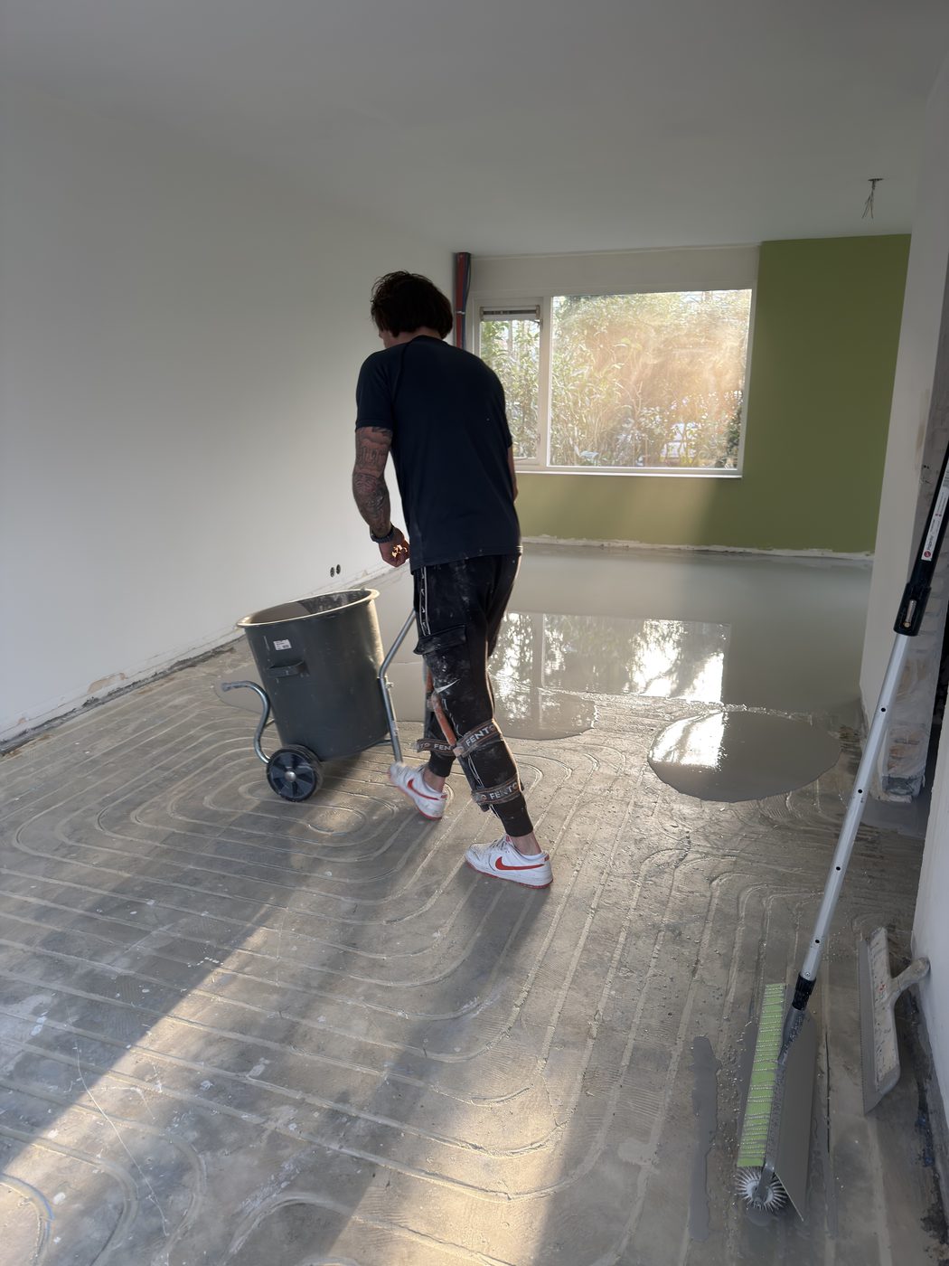 Egaliseermassa verdelen over de vloer