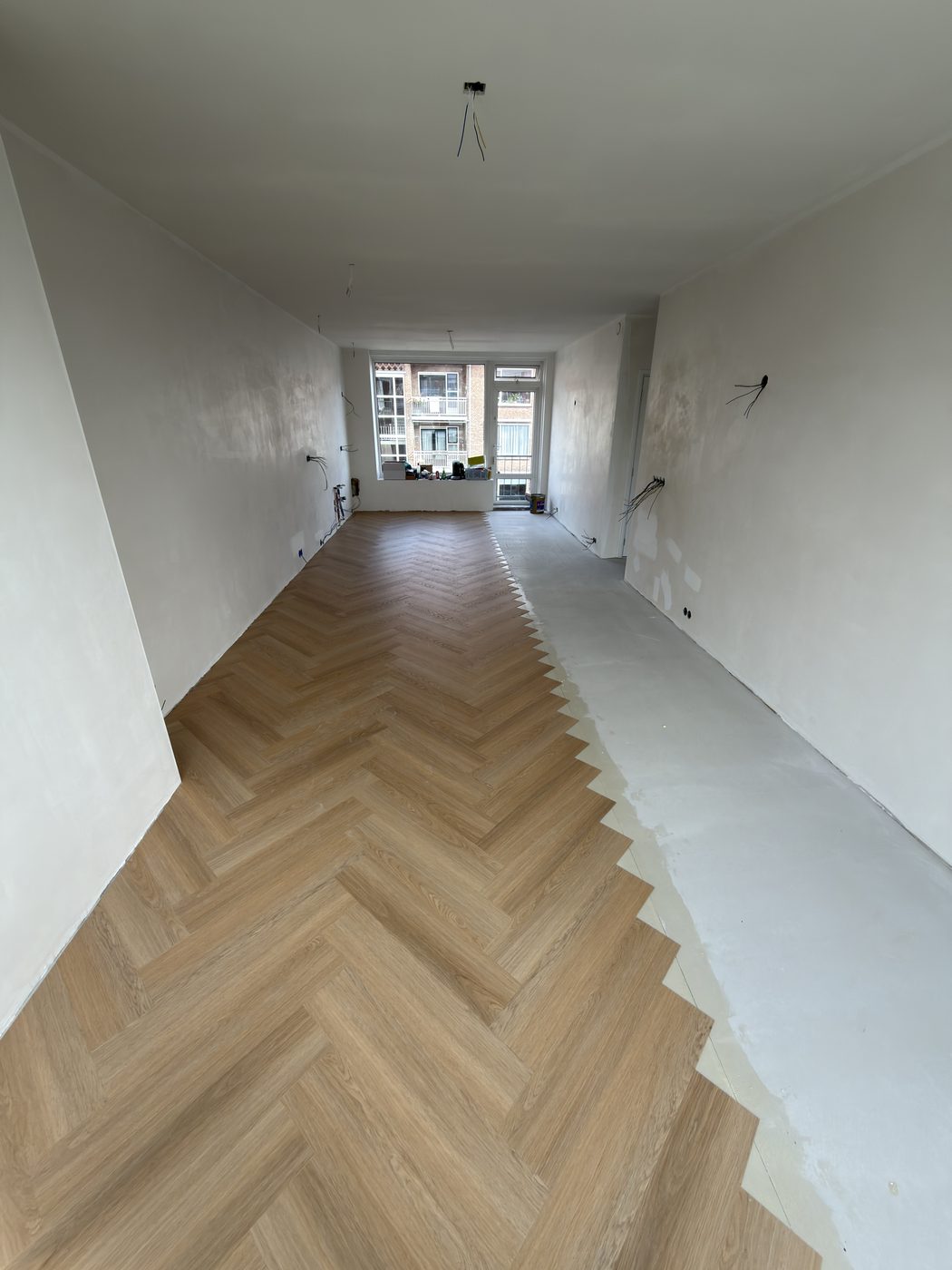 Resultaat: visgraat PVC vloer op geëgaliseerde ondergrond