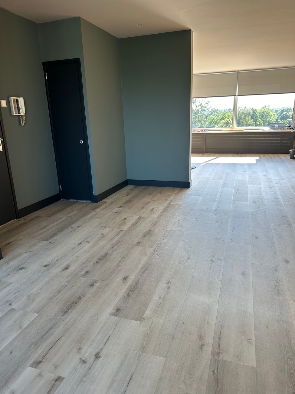 Brede plankvloer in een appartement
