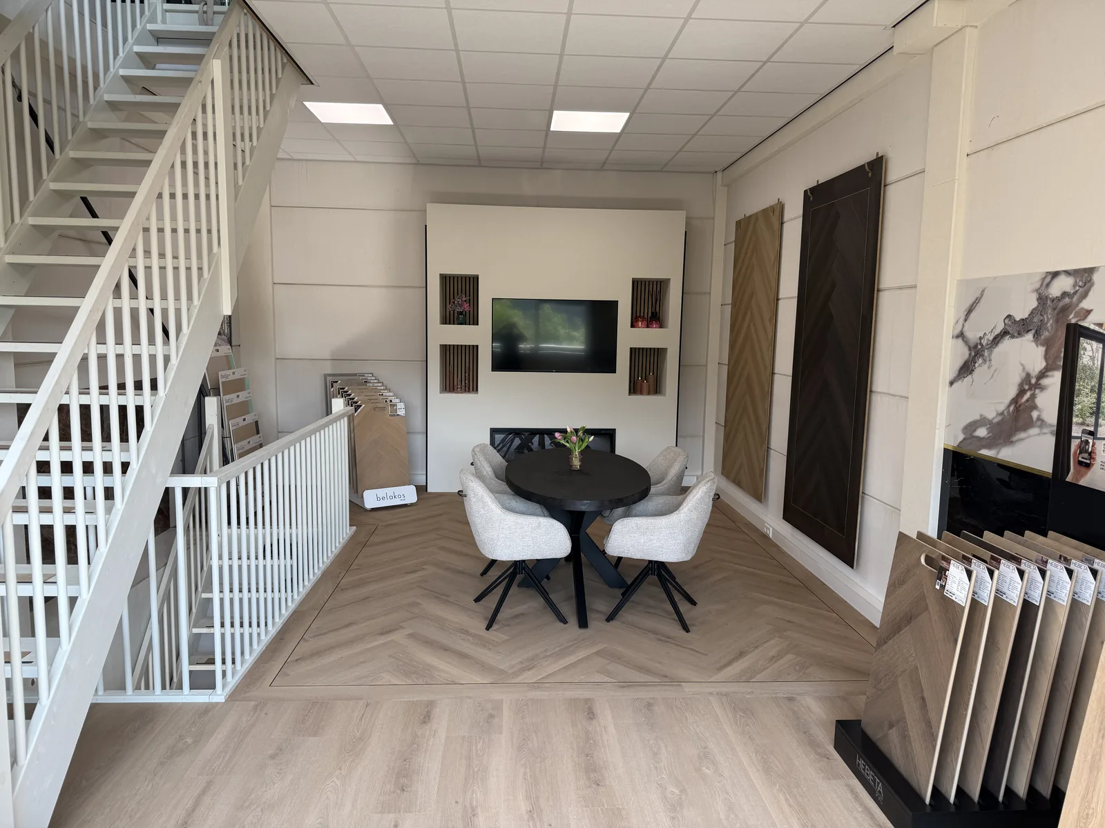 Overzicht van de Vloerpaleis-showroom in Soest met stalenrekken en zithoek