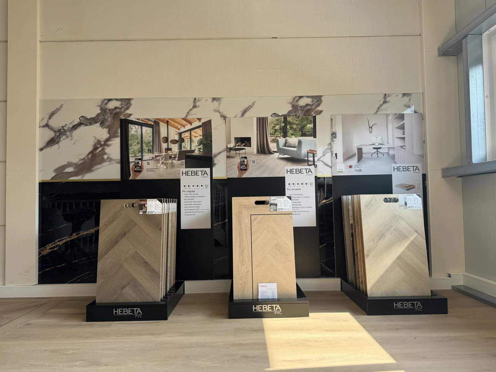 Vloerstalen-displays in de Vloerpaleis-showroom