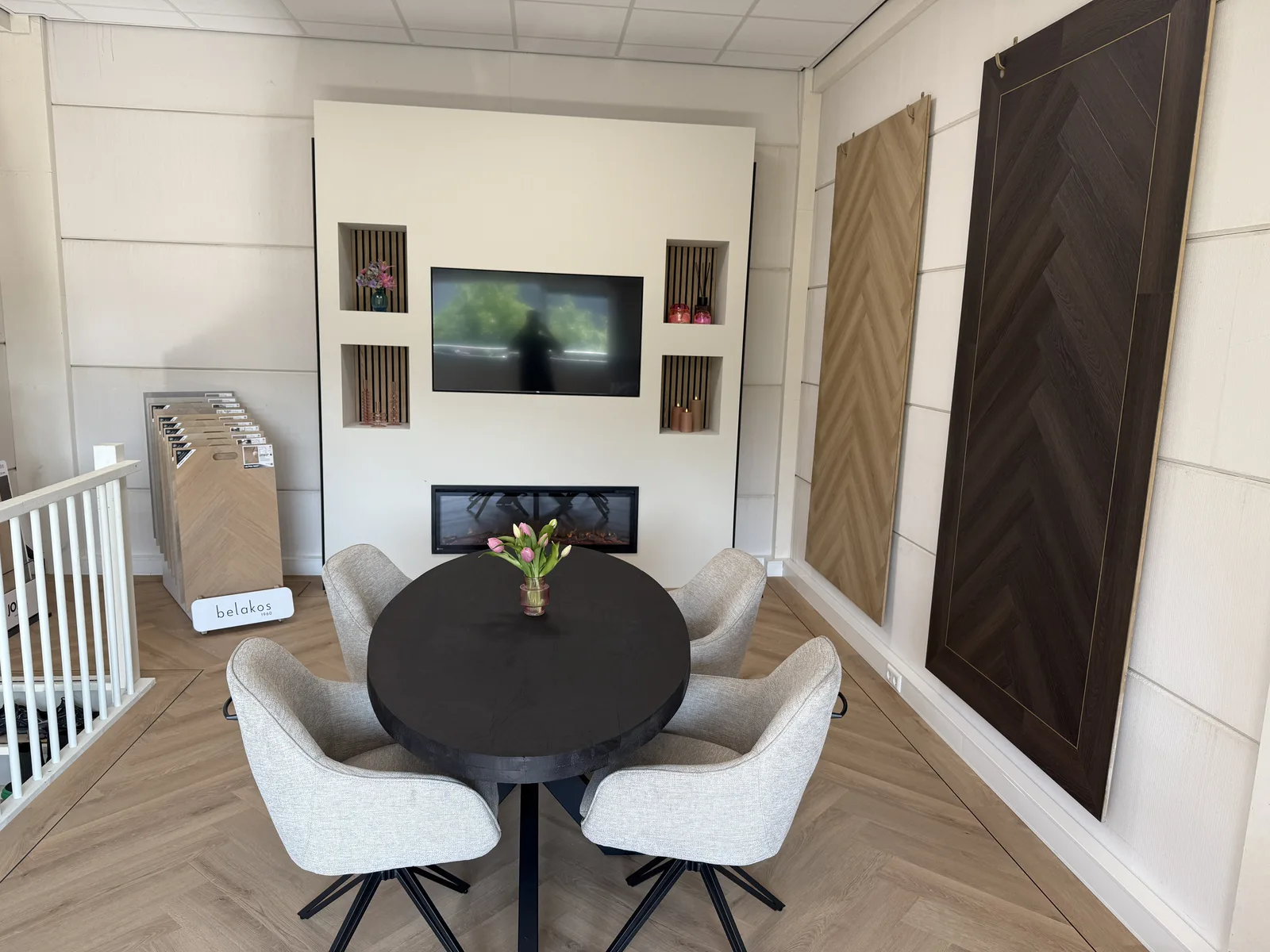 Zithoek in de Vloerpaleis-showroom met visgraatvloer, haard en vloerpanelen